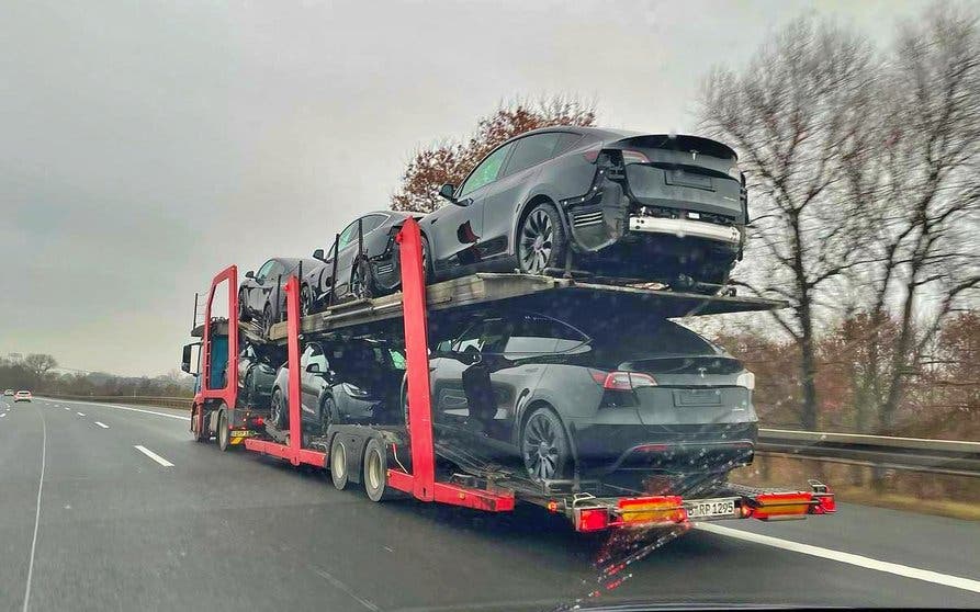 Primeros Model Y vistos salir de la nueva fábrica alemana de Tesla.
