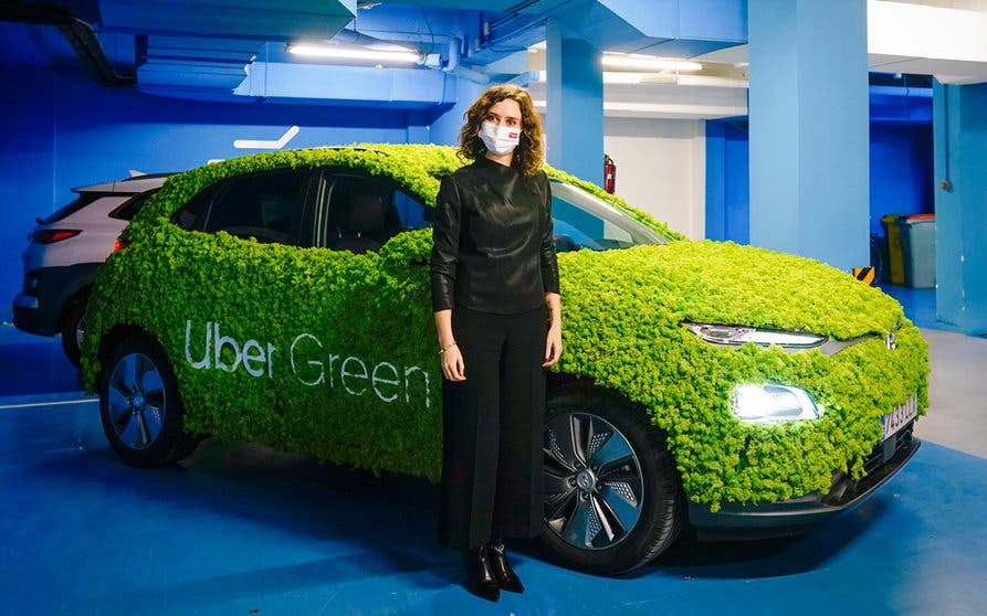 La presidenta madrileña fue la encargada de inaugurar el nuevo servicio de transporte de Uber
