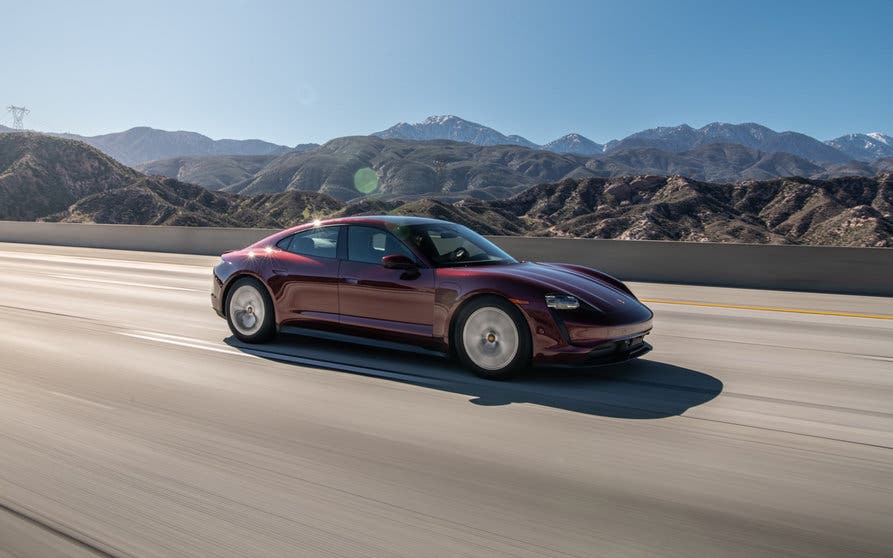 record-porsche-taycan-costa-costa-estados-unidos_portada