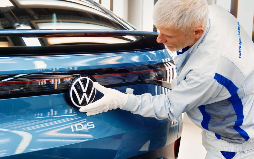 Volkswagen employee Frank Wiegele checks the ID.5 in the light tunnel.