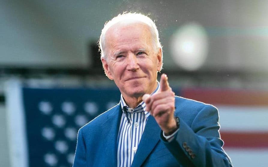 El Presidente Joe Biden admite el liderazgo de Tesla.