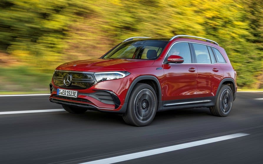 Mercedes EQB 350 4MATIC (Stromverbrauch kombiniert NEFZ: 16,2 kWh/100 km; CO2-Emissionen kombiniert: 0 g/km), AMG Line; Exterieur: patagonienrot;Stromverbrauch kombiniert NEFZ: 16,2 kWh/100 km; CO2-Emissionen kombiniert: 0 g/km*
Mercedes-EQ, EQB 350 4MATIC (combined power consumption: 16.2 kWh/100 km, combined CO2 emissions: 0 g/km), AMG Line; exterior: patagonia red;Combined power consumption: 16.2 kWh/100 km, combined CO2 emissions: 0 g/km*