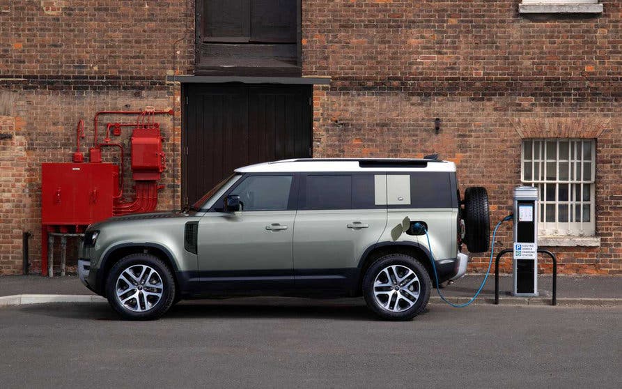 Jaguar Land Rover oferta cargador y recargas gratuitas para los compradores de sus coches enchufables