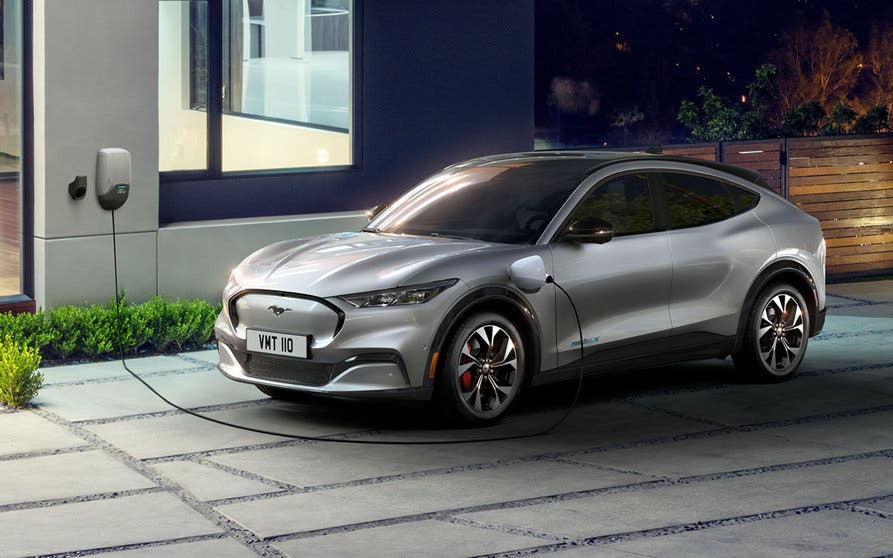 Ford patenta un nuevo sistema de recarga _manos libres_