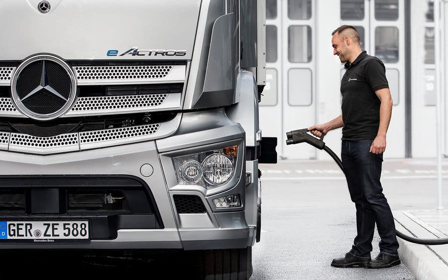 Am Mercedes-Benz Trucks Standort in Wörth am Rhein entsteht ein Demo-Ladepark für Elektro-Lkw Kunden.
A demonstration charging park for electric truck customers is being built at the Mercedes-Benz Trucks site in Wörth am Rhein.