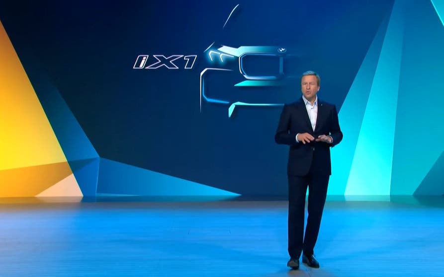 El nuevo BMW iX1 se presenta en forma de teaser durante un evento de la marca