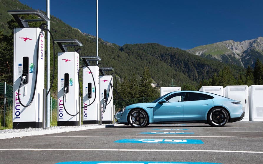 Porsche lanzará su propia red de cargadores públicos para sus coches eléctricos