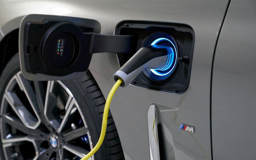 bmw-m7-hibrido-enchufable