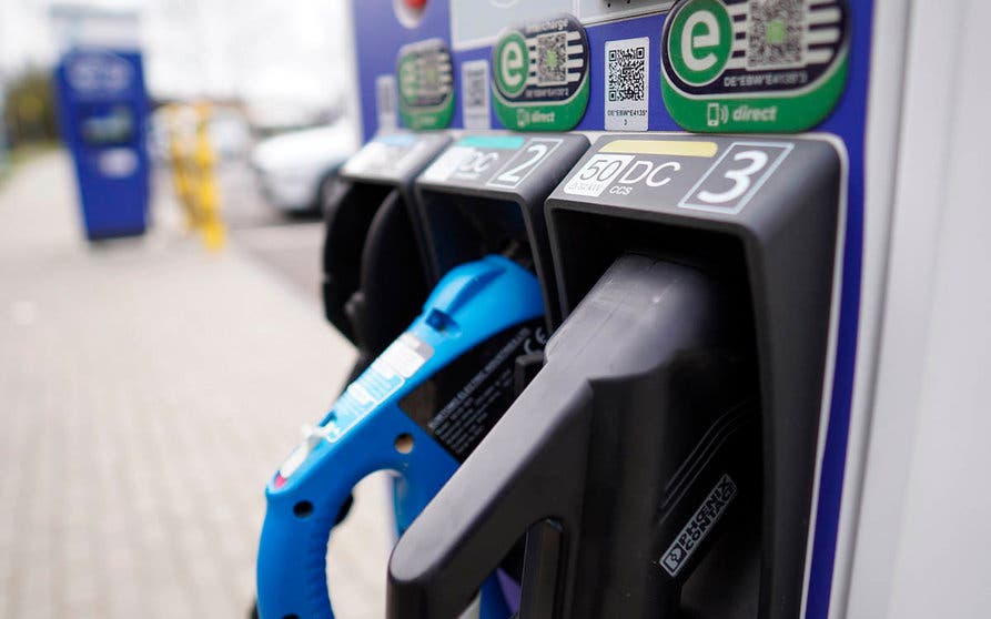 informe Bloomberg vehiculos electricos-puntos de recarga-portada