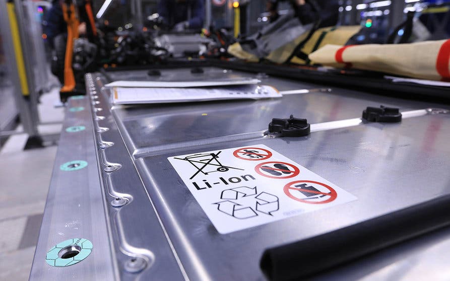 A lithium-ion automotive battery pack sits on the chassis of a Volkswagen AG (VW) ID.3 electric automobile on the assembly line at the automaker's factory in Zwickau, Germany, on Monday, Nov. 4, 2019. Angela Merkel’s visit to a revamped VW electric-car plant in Zwickau on Monday is a stark reminder of what's at stake both for the German chancellor and VW boss Herbert Diess. Photographer: Krisztian Bocsi/Bloomberg