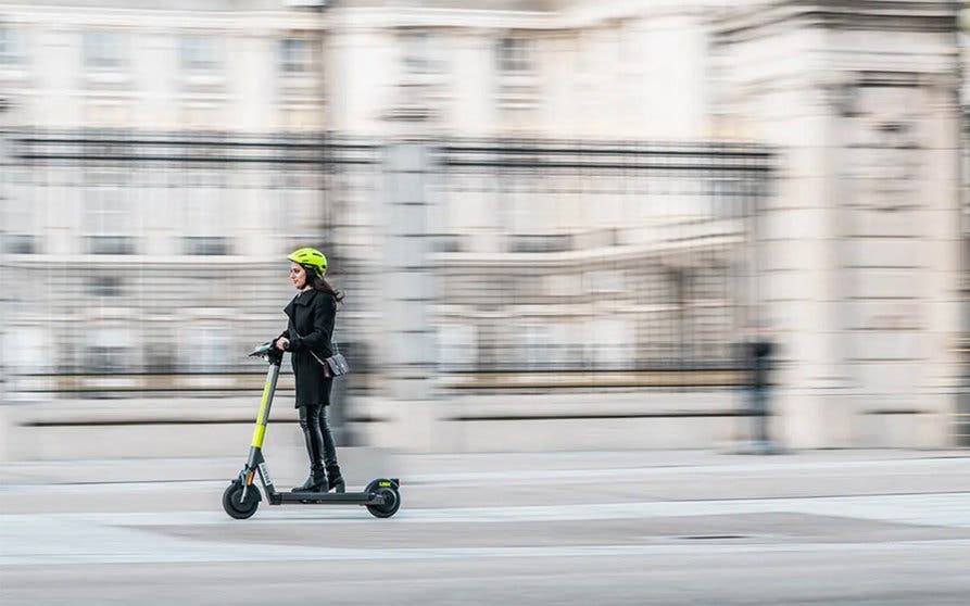 Un nuevo estudio habla de malos hábitos en el uso del patinete eléctrico en España