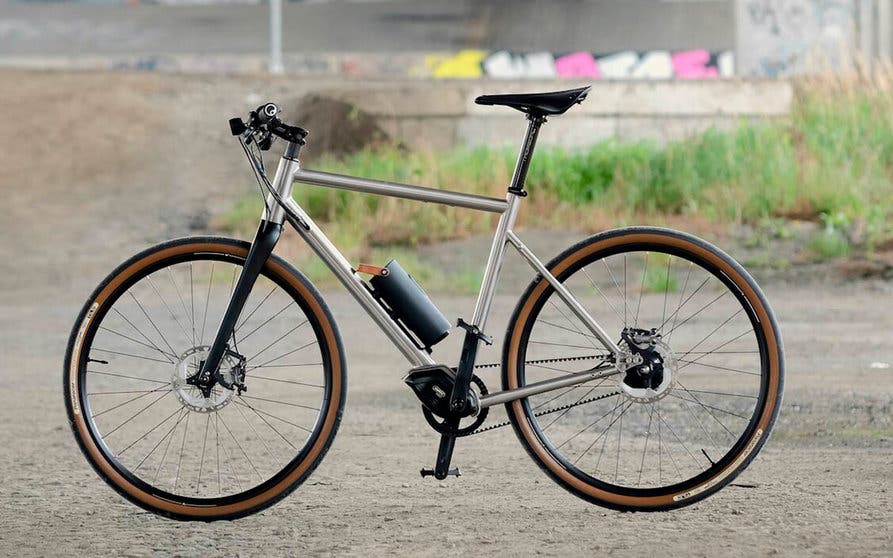 bicicleta electrica OL+EM titanio a mano-portada