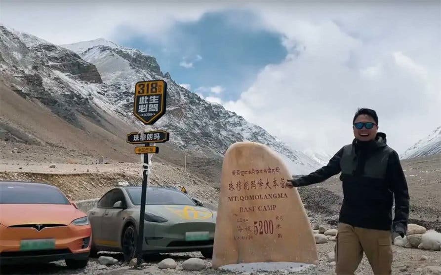 Trensen Chongqing, un blogger chino, ha alcanzado el campamento base del Monte Everest a los mandos de un Tesla Model Y