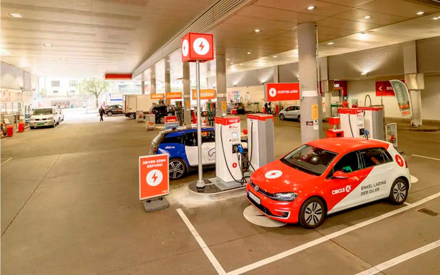 transformacion estaciones de servicio recarga ultrarrapida coches electricos-portada
