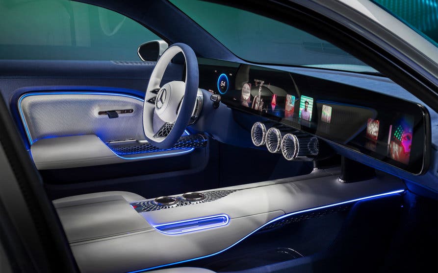 UI/UX im VISION EQXX: Das Benutzererlebnis im VISION EQXX katapultiert uns in eine intelligente, softwaregesteuerte Zukunft. Mit einem beeindruckenden Design und intuitiv bedienbar erstreckt sich das erste komplett nahtlose Display in einem Mercedes-Benz über 47,5 Zoll von einer A-Säule zur anderen.
UI/UX in the VISION EQXX: The user interface and user experience inside the VISION EQXX catapults us into a highly responsive, intelligent and software-driven future. Stunning to look at, intuitive to work with and in tune with the human mind, the first ever completely seamless display in a Mercedes-Benz spans 47.5 inches from one A-pillar to the other.