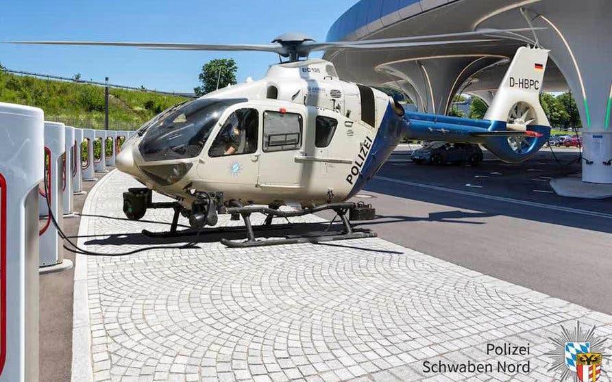 helicoptero policia recarga supercargador tesla-portada