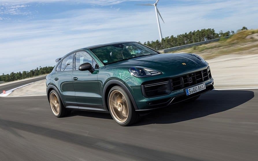 Porsche-Cayenne_Turbo_GT-2022_03