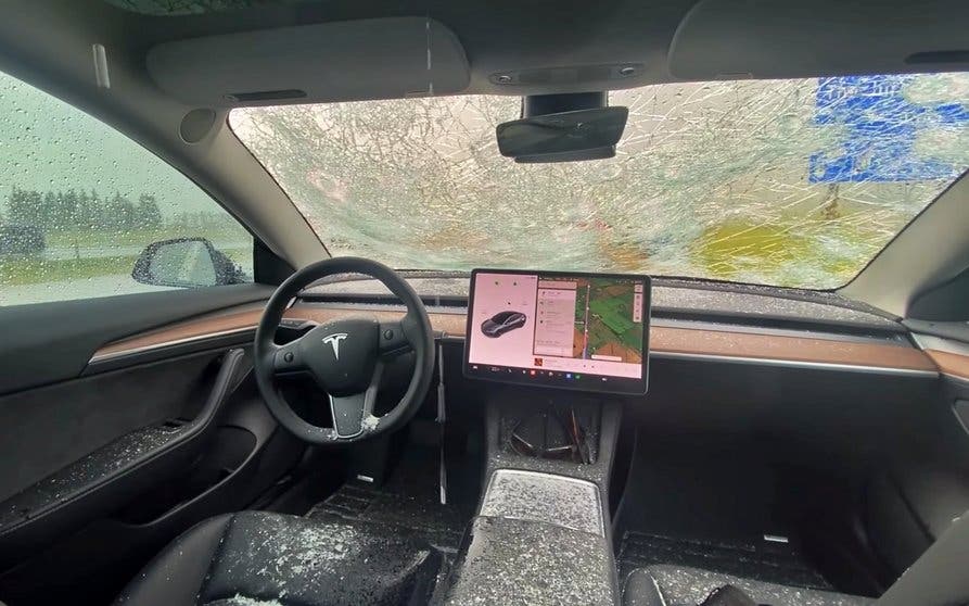 Este Tesla Model 3 queda completamente destrozado por una agresiva tormenta de granizo.