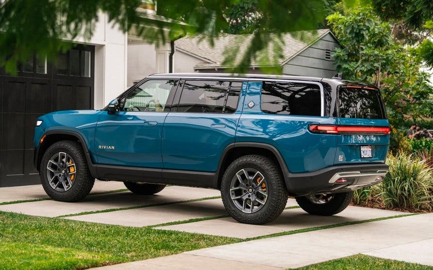 Rivian R1S.