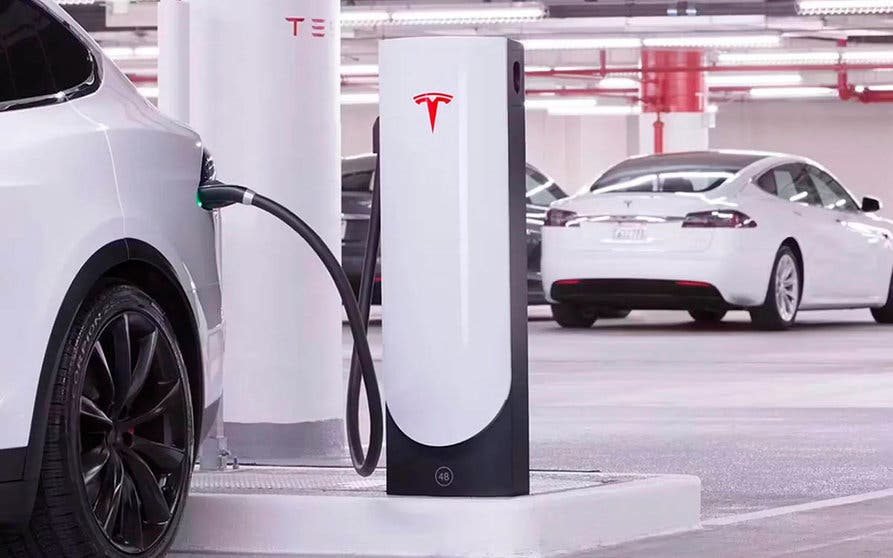 estacion supercargadores v4 tesla megapack baterias paneles solares-portada