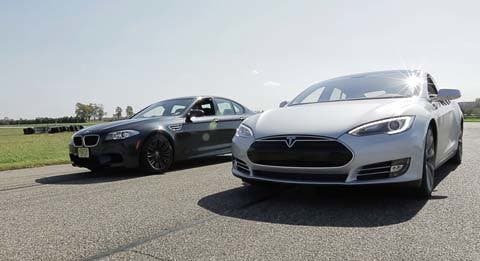 Prueba de aceleración: Tesla Model S vs BMW M5 ¿Son lentos los coches eléctricos?