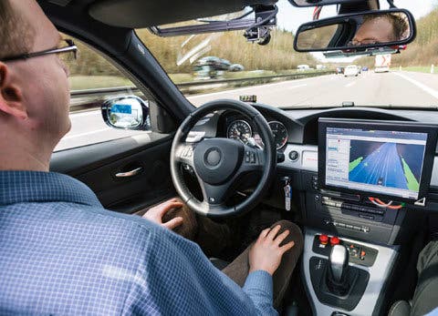Un vehículo sin conductor circula de forma automática con trafico real
