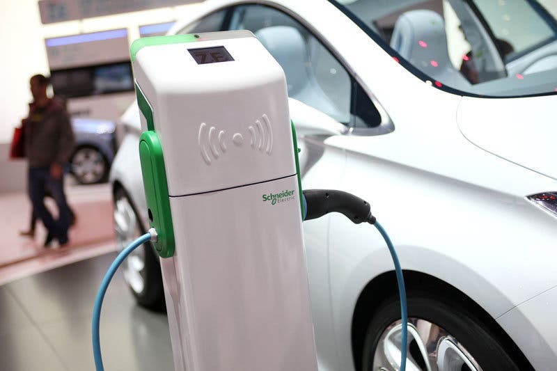 Schneider formará a futuros instaladores de puntos de recarga de vehículos eléctricos.