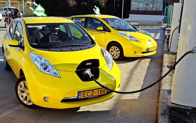 Nissan supera el hito de 500 unidades de taxis totalmente eléctricos circulando en Europa.