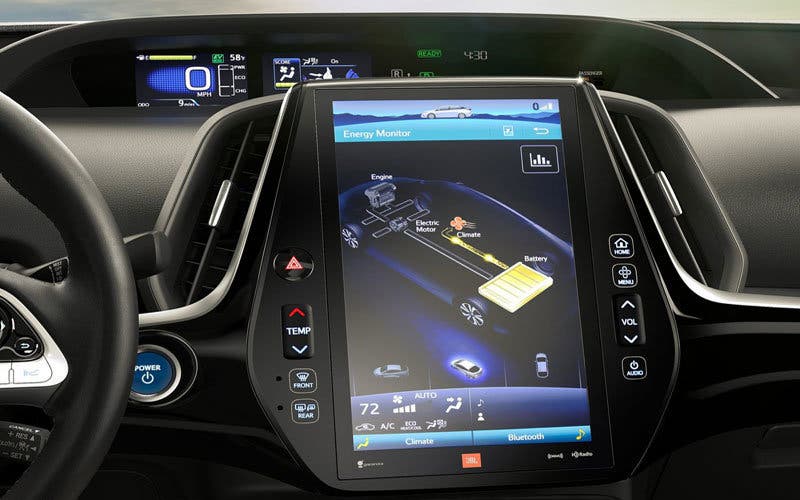 2017-Toyota-Prius-Prime-infotainment