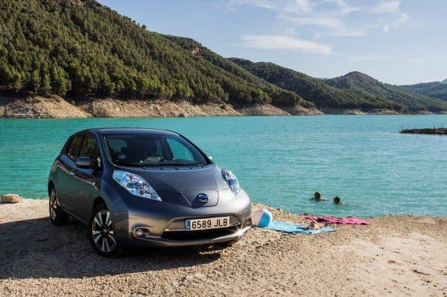 nissan-leaf-on-scenic-drives-in-europe_100564180_m