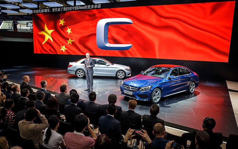 Hubertus Troska, Vorstandsmitglied der Daimler AG verantwortlich für China präsentiert die neue Mercedes-Benz C-Klasse als Langversion auf der Auto China 2014.
Hubertus Troska, member of the Board of Management of Daimler AG responsible for China presenting the new C-Class as a long-wheelbase version at the Auto China 2014.