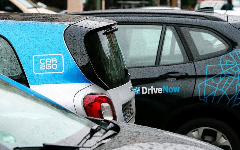 A Daimler AG Smart ForTwo Car2Go car-sharing automobile, left, sits parked beside a BMW X1 DriveNow car, manufactured by Bayerische Motoren Werke AG, in Berlin, Germany, on Wednesday, Dec. 9, 2015. Daimler will review its management structure next year to respond faster to market shifts as Silicon Valley giants plot inroads into the automotive industry. Photographer: Krisztian Bocsi/Bloomberg