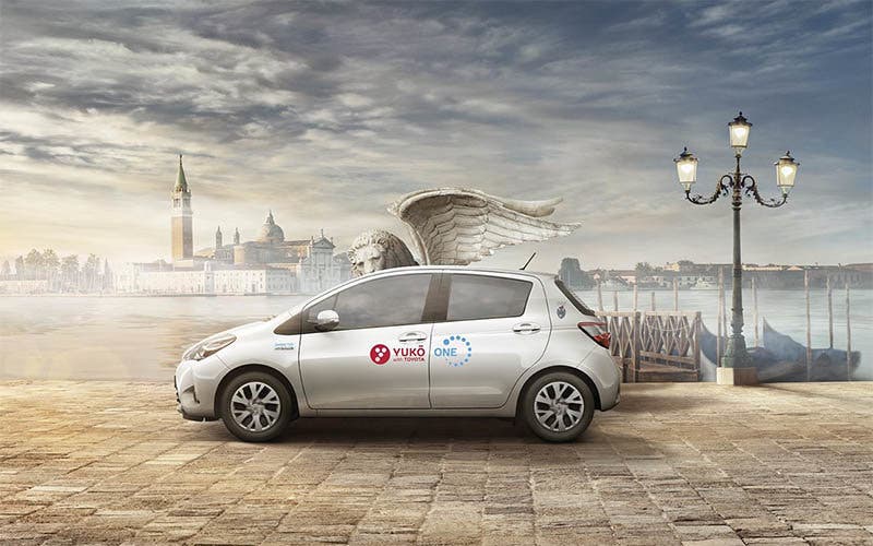 toyota-with-yuko-italia-venecia-carhsaring