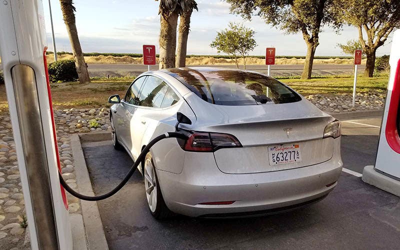 tesla-model-3-supercargando-supercharger