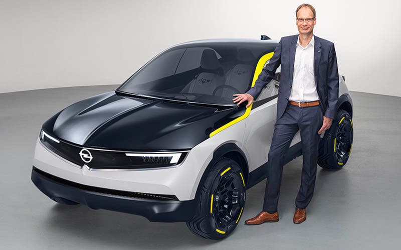 Michael Lohscheller, CEO de Opel, junto al GTX