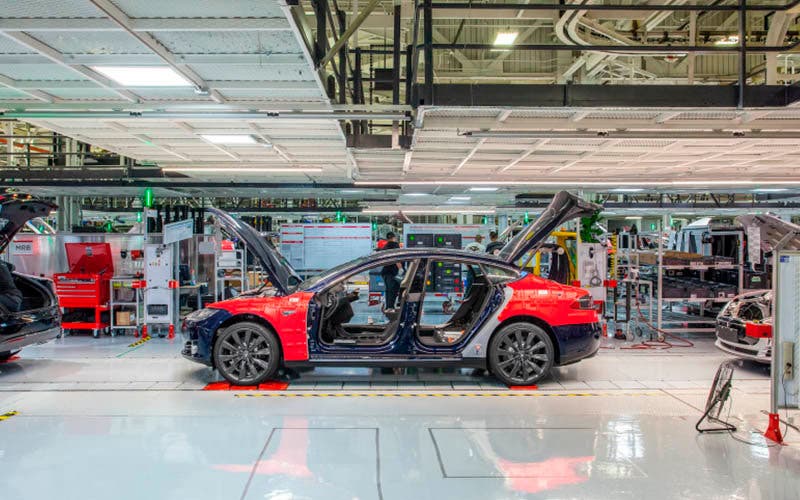 Línea de producción del Tesla Model S en la fábrica de Fremont