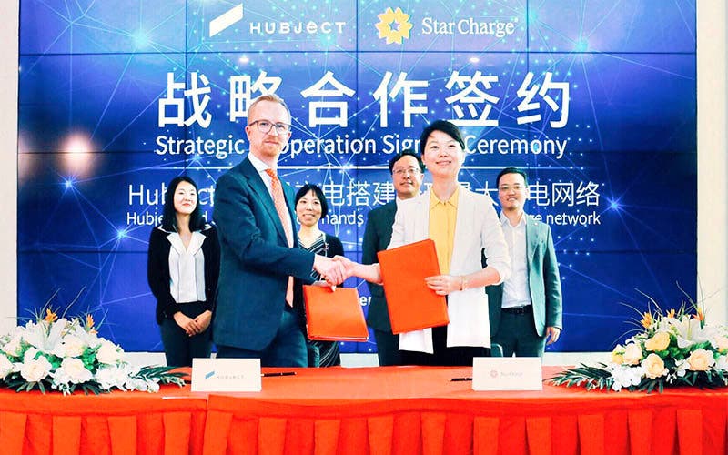 Firma del acuerdo de colaboración entre Hubject y Star Charge