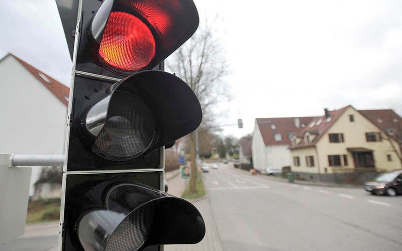 Los semáforos inteligentes envían datos a los coches mediante la tecnología WLANp