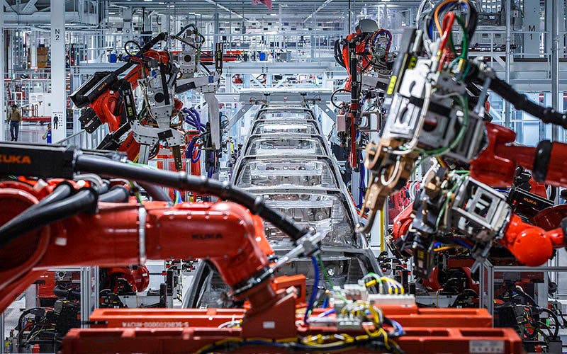 Nueva patente de cable estrcurtural de Tesla para automatizar su instalación