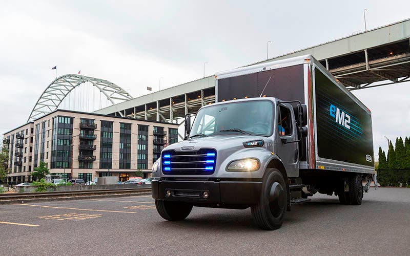 Daimler entrega la primera unidad del camión eléctrico Freightliner eM2 a Penske Truck Leasing