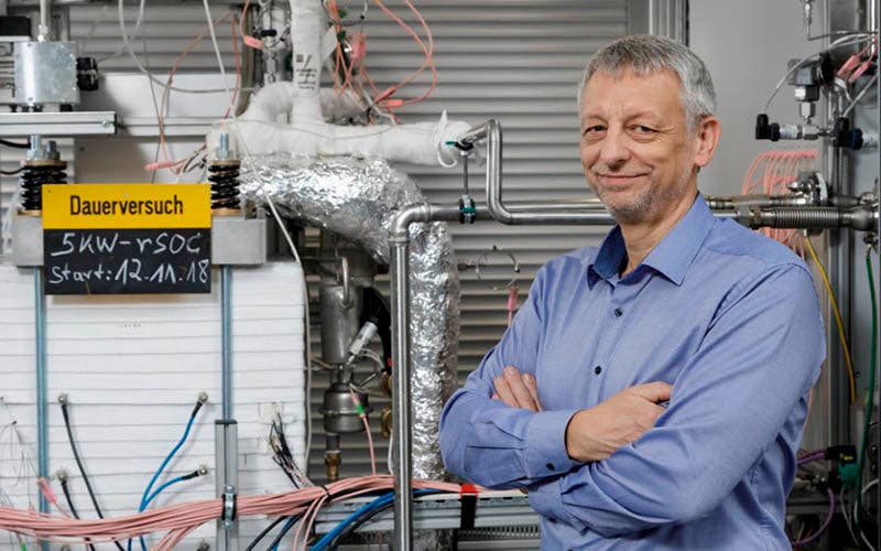 Pila de combustible reversible capaz de generar energía y producir hidrógeno por electrolisis