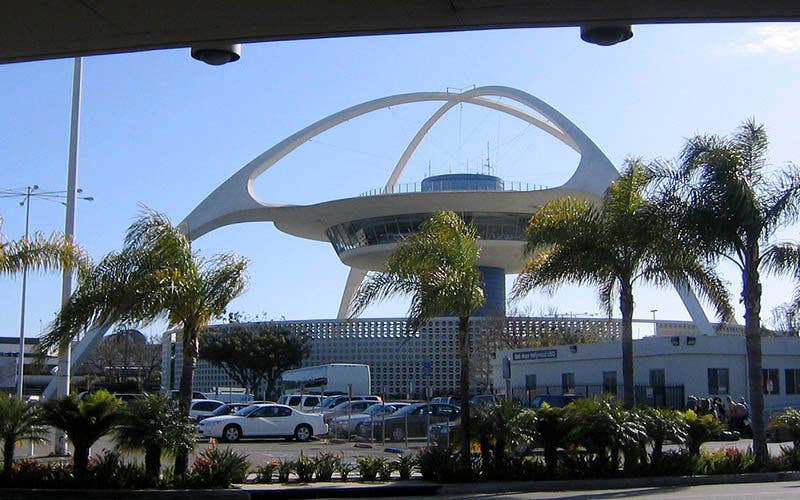 En 2035 el acceso a los aeropuertos de California deberá realizarse en vehículos eléctricos