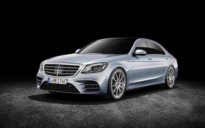 Mercedes-Benz S 560 e, Exterieur: diamantsilber, Interieur: Leder schwarz;Kraftstoffverbrauch kombiniert: 2,1 l/100 km; Elektrischer Energieverbrauch: 15,5 kWh/100 km; CO2-Emissionen kombiniert: 49 g/km*
Mercedes-Benz S 560 e, exterior: diamond silver, interior: leather black;Fuel consumption, combined: 2.1 l/100 km; Electric power consumption: 15.5 kWh/100 km; Combined CO2 emissions: 49 g/km*