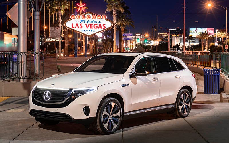 Der neue Mercedes-Benz EQC feiert auf der CES 2019 in Las Vegas seine US-Premiere. (Stromverbrauch kombiniert: 22,2 kWh/100 km; CO2-Emissionen kombiniert: 0 g/km, vorläufige Angaben);Stromverbrauch kombiniert: 22,2 kWh/100 km; CO2-Emissionen kombiniert: 0 g/km, vorläufige Angaben*
The new Mercedes-Benz EQC is celebrating its US premiere at CES 2019 in Las Vegas (combined power consumption: 22.2 kWh/100 km; CO2 emissions combined: 0 g/km, provisional details);Combined power consumption: 22.2 kWh/100 km; CO2 emissions combined: 0 g/km, provisional details*