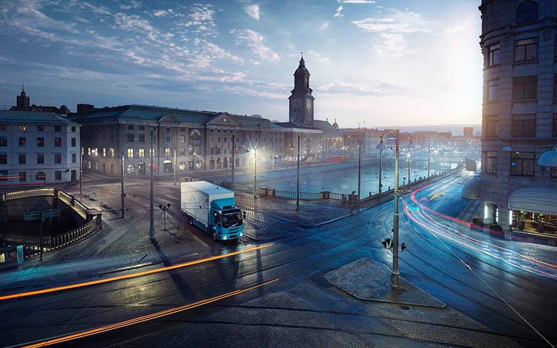 Volvo invierte en Momentum Dynamics para implementar la carga inalámbrica en sus camiones y autobuses eléctricos