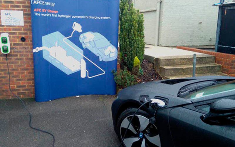 Un BMW i8 cargando en el prototipo de CH2ARGE, que emplea unapila de combustible de hidrógeno para producir la electricidad que envía al vehículo eléctrico