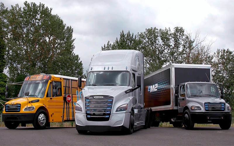 Gama de vehículos eléctricos comerciales de Daimler, de derecha a izquierda, Freightliner eM2, Freightliner eCascadia y Thomas Jouley