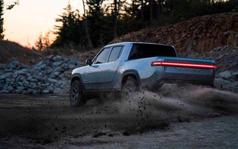 Los vehículos eléctricos de Rivian podrán girar como un tanque de orugas
