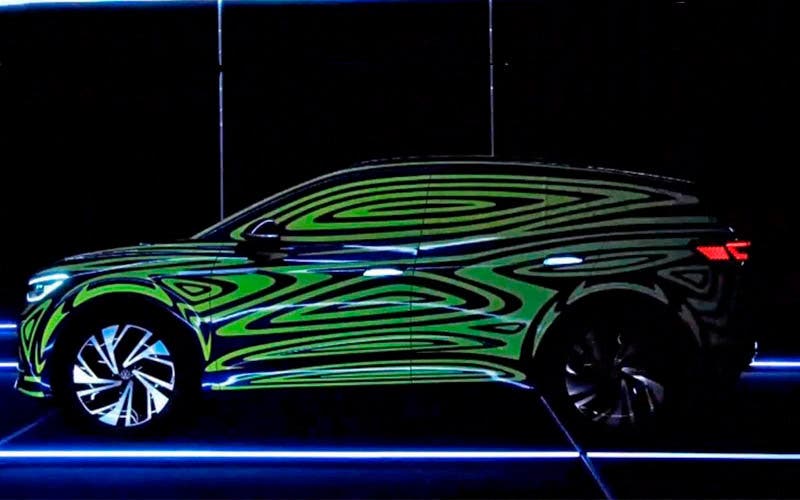 El Volkswagen ID.4 de producción se muestra en Frankfurt camuflado y encerrado en una urna