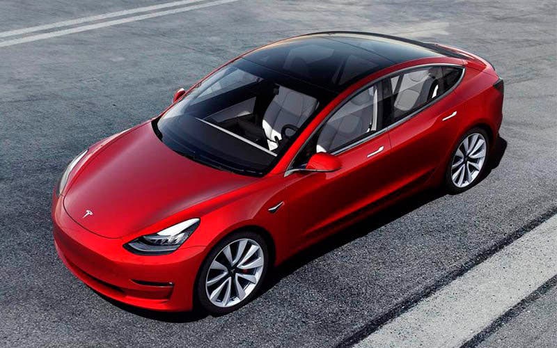 La función Smart Summon se incluye en la última verrsión del software de Tesla